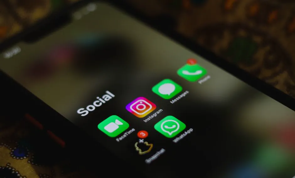 AI для SMM — фотоиллюстрация к исследованию AI Market Rating